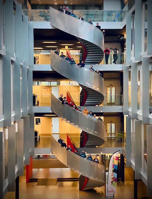 Scala stairs with people standing on the stairs